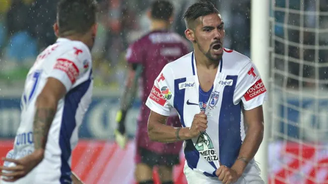 Jara festeja tras marcar con Pachuca