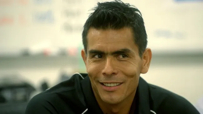 Oswaldo Sánchez mientras es entrevistado por RÉCORD