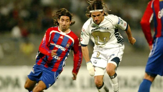 Bruno Marioni en un partido con Pumas en la Copa Libertadores en 2006