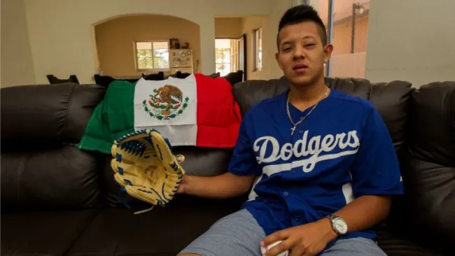 Julio Urías recibió a RÉCORD en su casa en 2015
