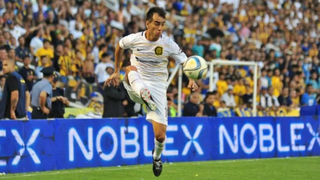 Chelito durante un partido con Rosario Central