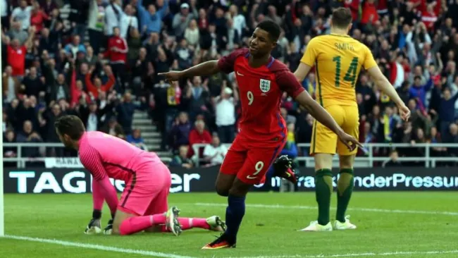 Marcus Rashford celebra su primer gol con la selección de Inglaterra