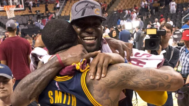 James y Smith se abrazan tras coronarse en el Este