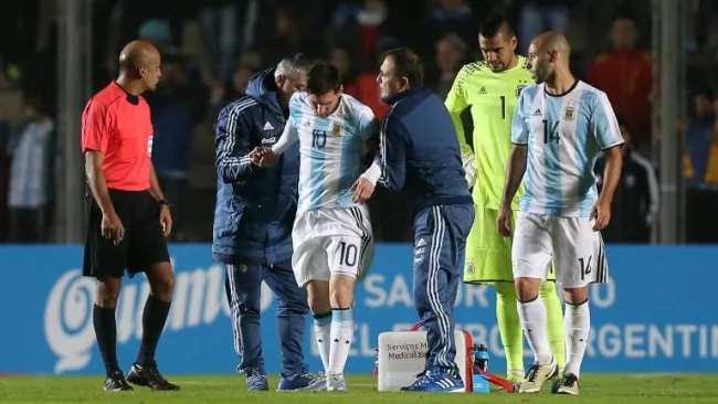 Messi es asistido fuera de la cancha durante el partido amistoso contra Honduras