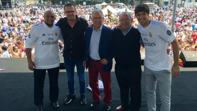 Raúl posa con Roberto Carlos y otros exmadridistas