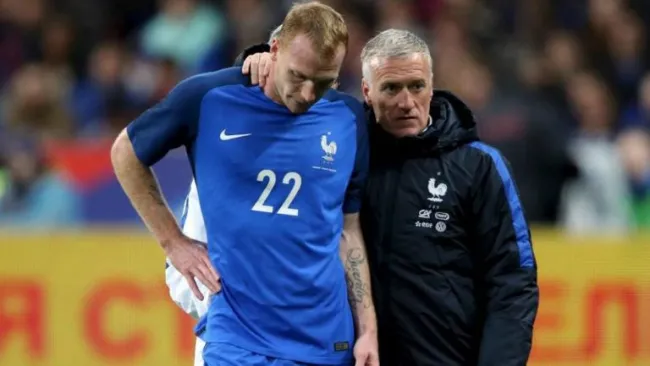 Mathieu deja la cancha después de lesionarse durante el partido Francia vs Rusia