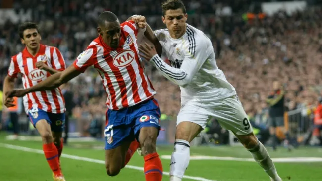 Perea disputa el balón con Cristiano durante un Clásico madrileño