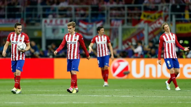 Jugadores colchoneros lamentando la derrota