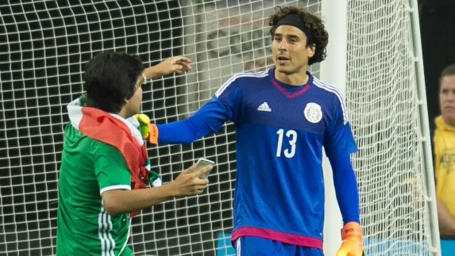 Guillermo Ochoa junto al espontaneo en el Georgia Dome