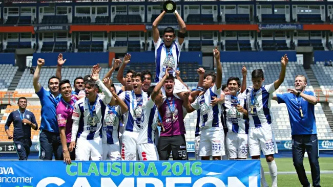 Pachuca Sub 17 levantando el título de campeón
