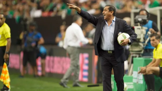 Ramón Díaz dando indicaciones en el juego frente a México
