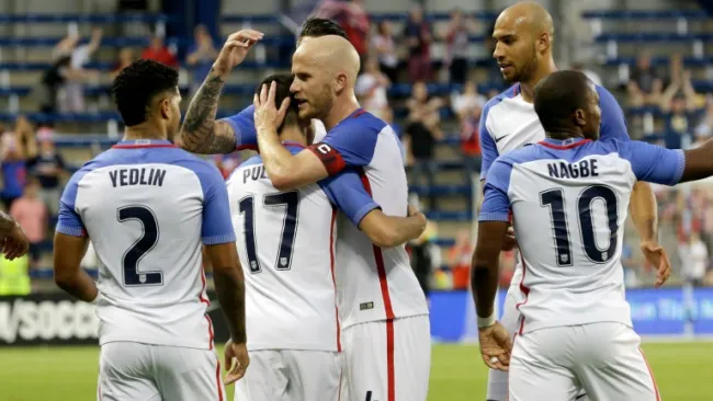 Jugadores de Estados Unidos celebran una anotación