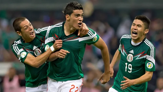 Raúl Jiménez celebra su golazo de chilena frente a Panamá en 2013