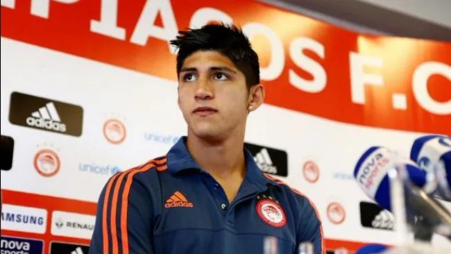 Pulido durante conferencia de prensa con Olympiacos
