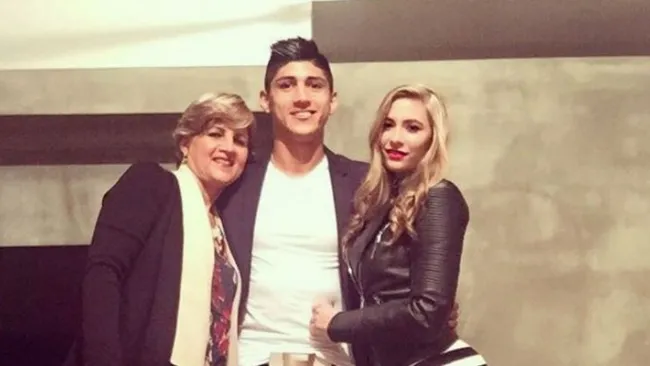 Alan Pulido junto a su mamá y su novia, Ileana Salas