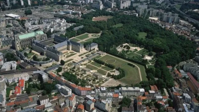 Vista aérea del Centro de la Legión de Honor en la ciudad de Saint-Denis