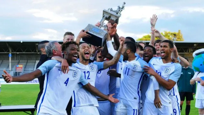 Jugadores de Inglaterra levantan el torneo de Toulon