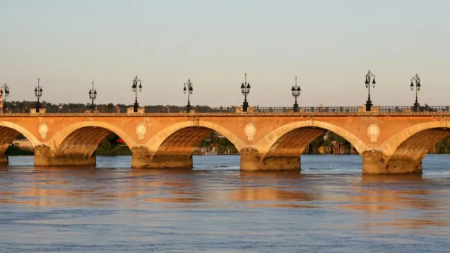 Postal del Puente de Piedra sobre el Río Garona, en Burdeos 