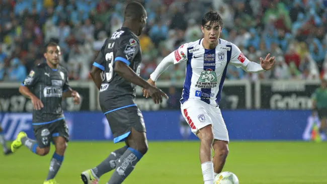 Pizarro conduce balón en la Final contra Monterrey