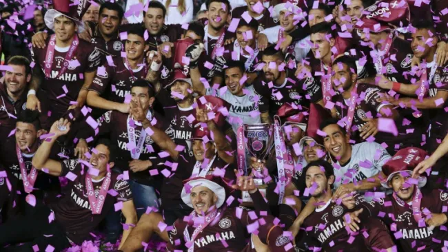 Los jugadores del equipo 'Granate' celebran el título luego de golear a San Lorenzo en la Final del Torneo Argentino