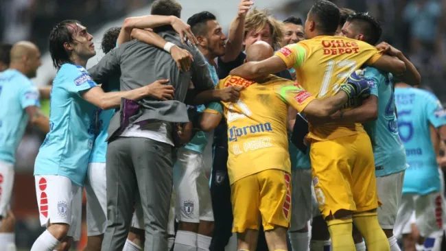 Plantilla de Tuzos festejando el título