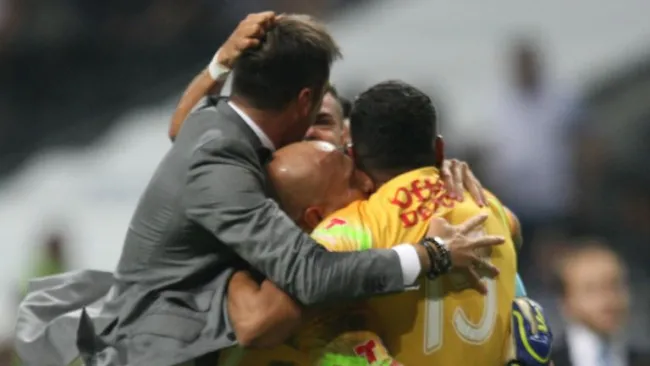 Jugadores de Pachuca festejan el gol del título