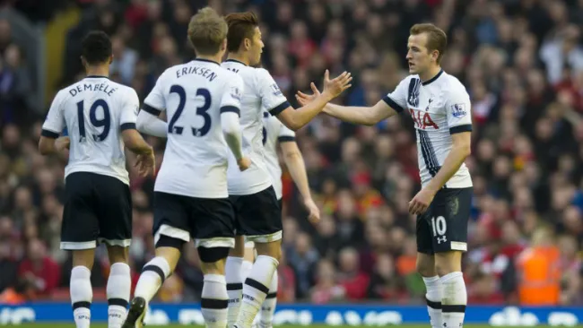 Jugadores de Tottenham celebran gol 