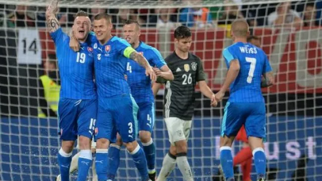 Jugadores celebran gol en partido amistoso