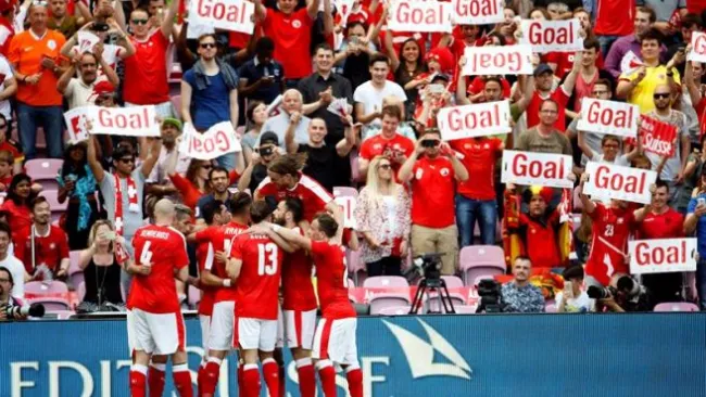 Los jugadores celebran gol con la afición