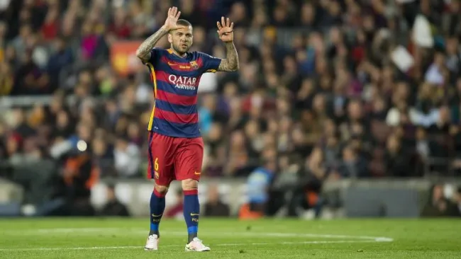 Alves durante un partido con el Barcelona