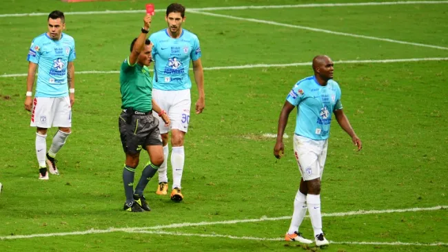 Aquivaldo, recibiendo la roja en la Vuelta de la Final