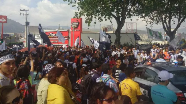 Aficionados de Tuzos invaden las calles de Pachuca