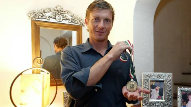 Hernán Cristante sostiene una medalla