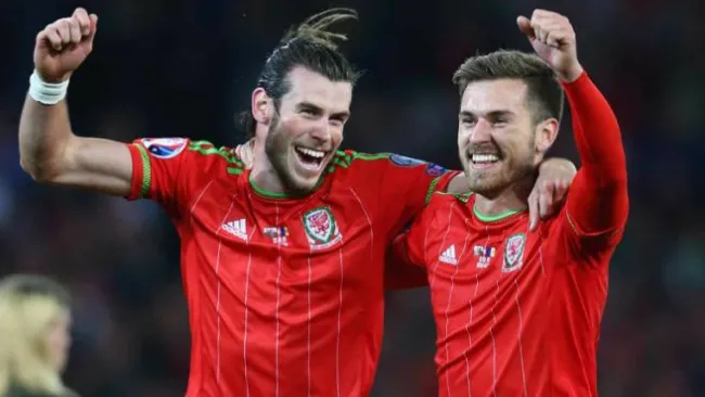 Bale y Ramsey celebran gol con Gales
