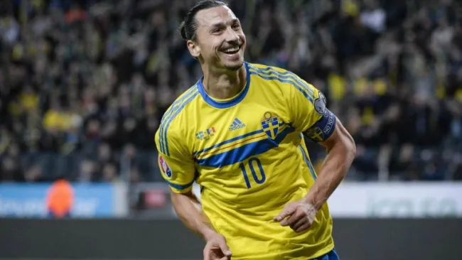 Zlatan Ibrahimovic celebra uno de sus goles frente a Dinamarca