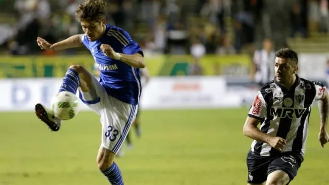 Neustadter disputa la pelota con Schalke 04