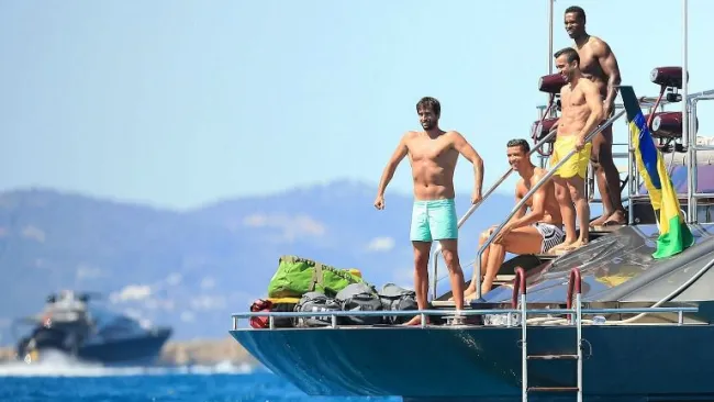 El astro del Real Madrid fue fotografiado mientras estaba en un yate privado con sus amigos