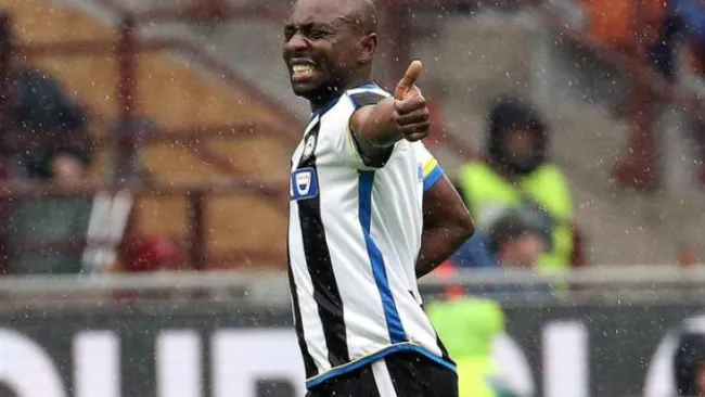  Pablo Armero disputa partido de Serie A
