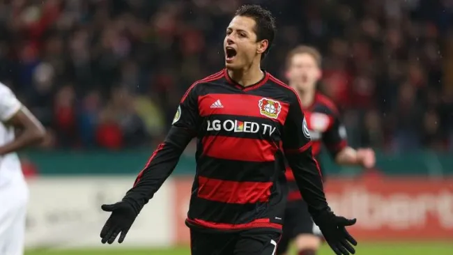 Javier 'Chicharito' Hernández festeja un gol con el Bayer Leverkusen
