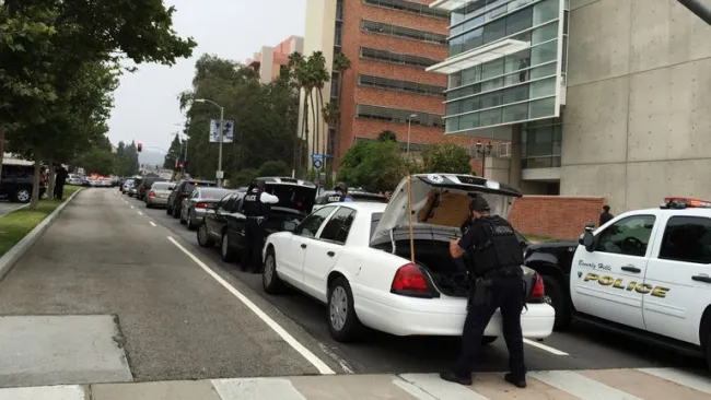 Policía acude a la Universidad de California
