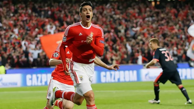 Raúl Jiménez festeja una anotación con el Benfica