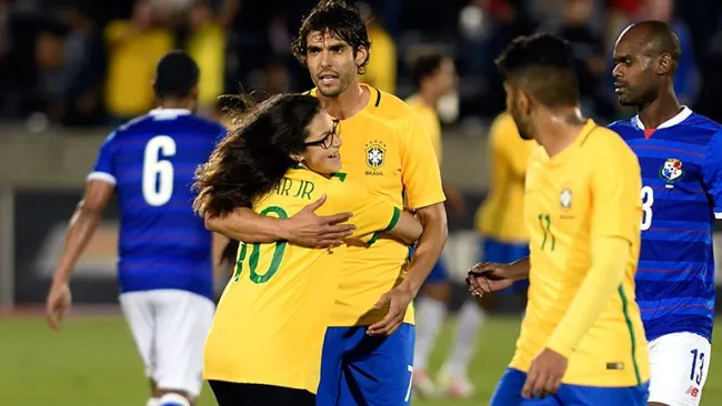 Una fan abraza a Kaká tras un partido con Brasil