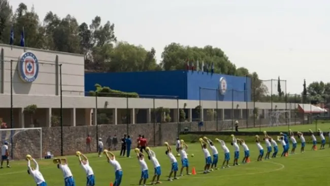 Los jugadores de Cruz Azul entrenando en las instalaciones de La Noria