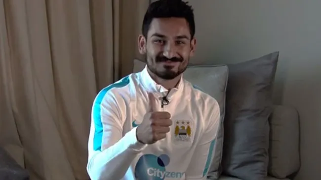 Ilkay Gundogan saluda a los aficionados del Manchester City