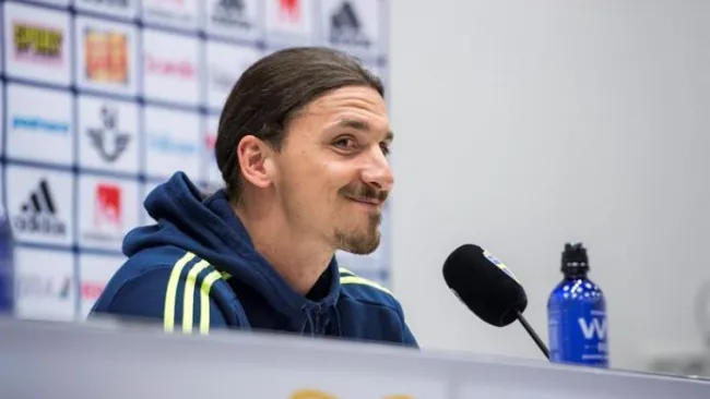Zlatan en rueda de prensa de Suecia