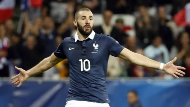 Karim Benzema con la playera de la selección de Francia