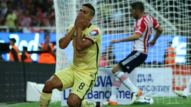 Andrés 'Rifle' Andrade se lamenta durante un partido con el América