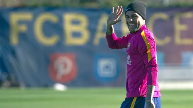 Alves saluda a la cámara en entrenamiento del Barcelona
