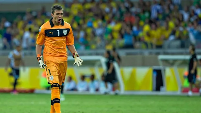 Muslera, celebrando durante un partido con Uruguay