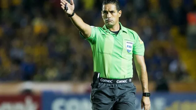 Roberto García Orozco en un partido de Liga MX